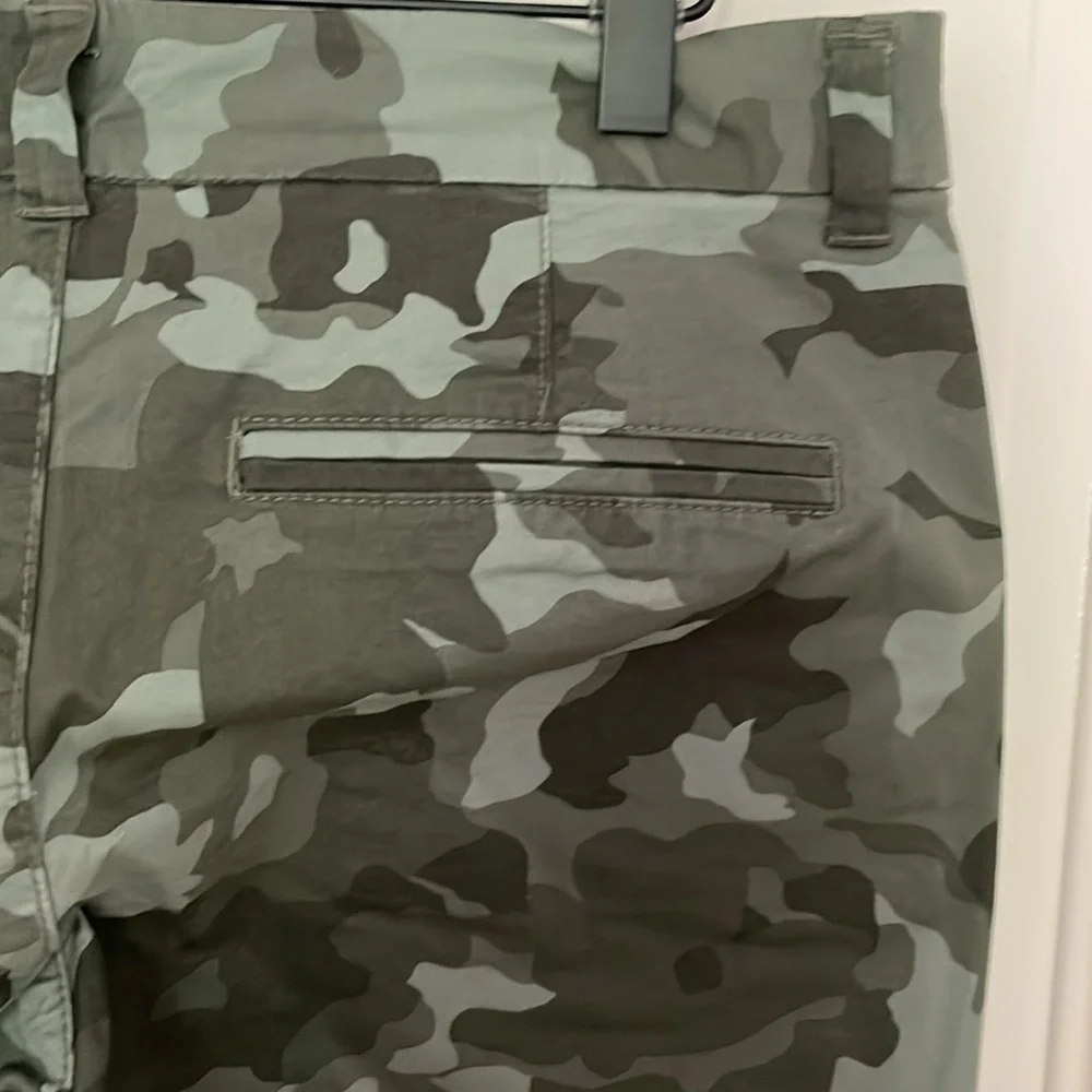 NWT Old Navy Green Cargo Shorts Camouflage Design, size 6 - Picture 3 of 6